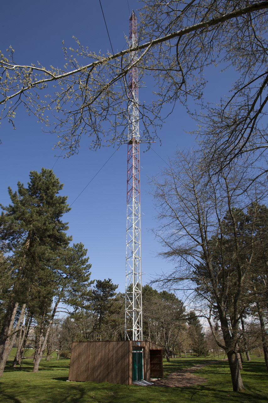 Station de mesure des gaz à effet de serre installée sur le campus de Saclay, dans le cadre du réseau Icos.  © : F.Rhodes/CEA