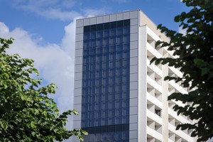 Façade solaire photovoltaïque installée sur un immeuble HLM de l'Île-Saint-Denis