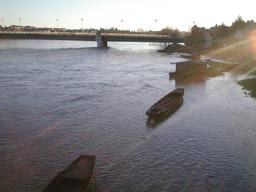 Crue de la Loire : pont côté Jargeau (Loiret) - Crue février 1999 | DIRECTION REGIONALE DE L'ENVIRONNEMENT, DE L'AMENAGEMENT ET DU LOGEMENT CENTRE-VAL DE LOIRE