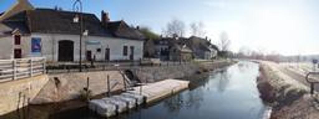 Village de Drevant traversé par le canal du Berry (Cher) | SIMONNEAU (Aurore)